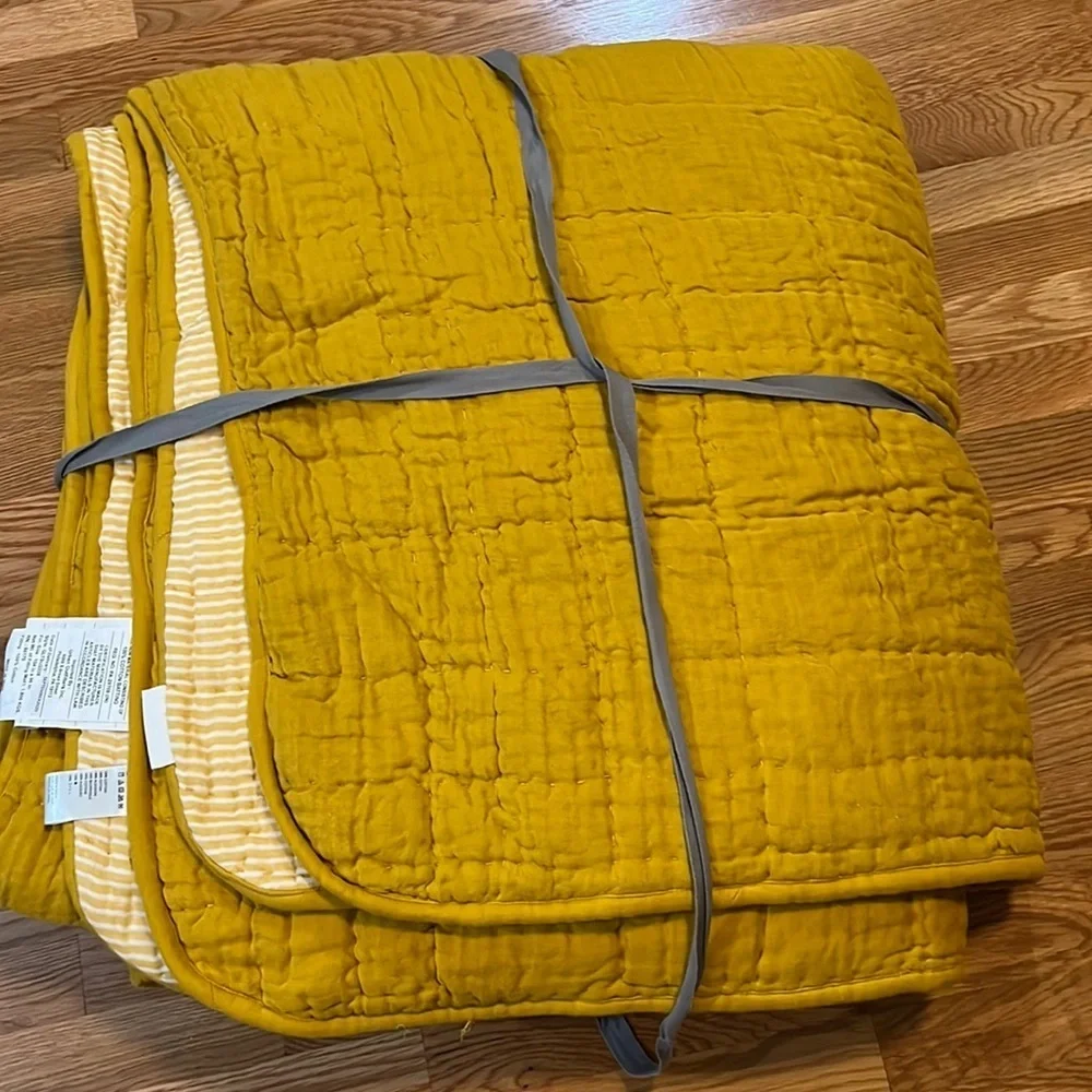 Anthropologie Reversible Airy Gauze Quilt Size King New Plus